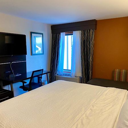 Holiday Inn Express Metropolis By Ihg Buitenkant foto