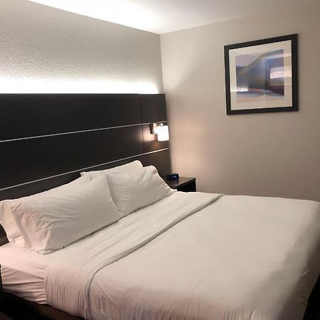 Holiday Inn Express Metropolis By Ihg Buitenkant foto
