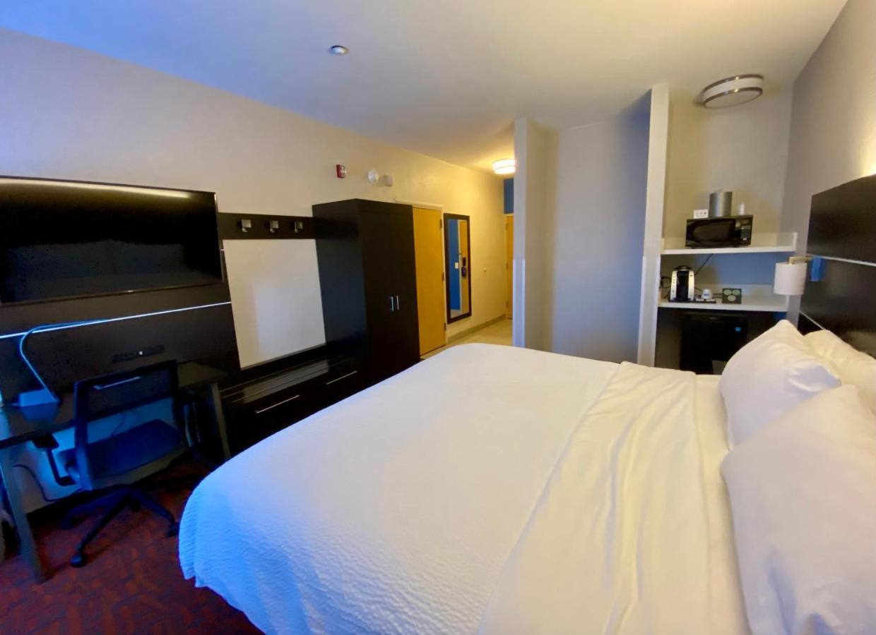 Holiday Inn Express Metropolis By Ihg Buitenkant foto