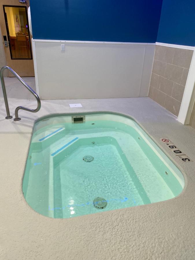 Holiday Inn Express Metropolis By Ihg Buitenkant foto
