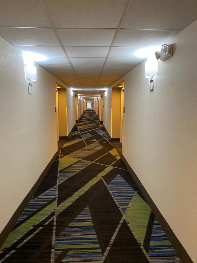 Holiday Inn Express Metropolis By Ihg Buitenkant foto