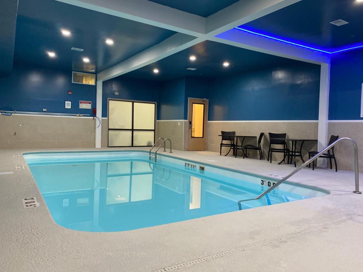 Holiday Inn Express Metropolis By Ihg Buitenkant foto