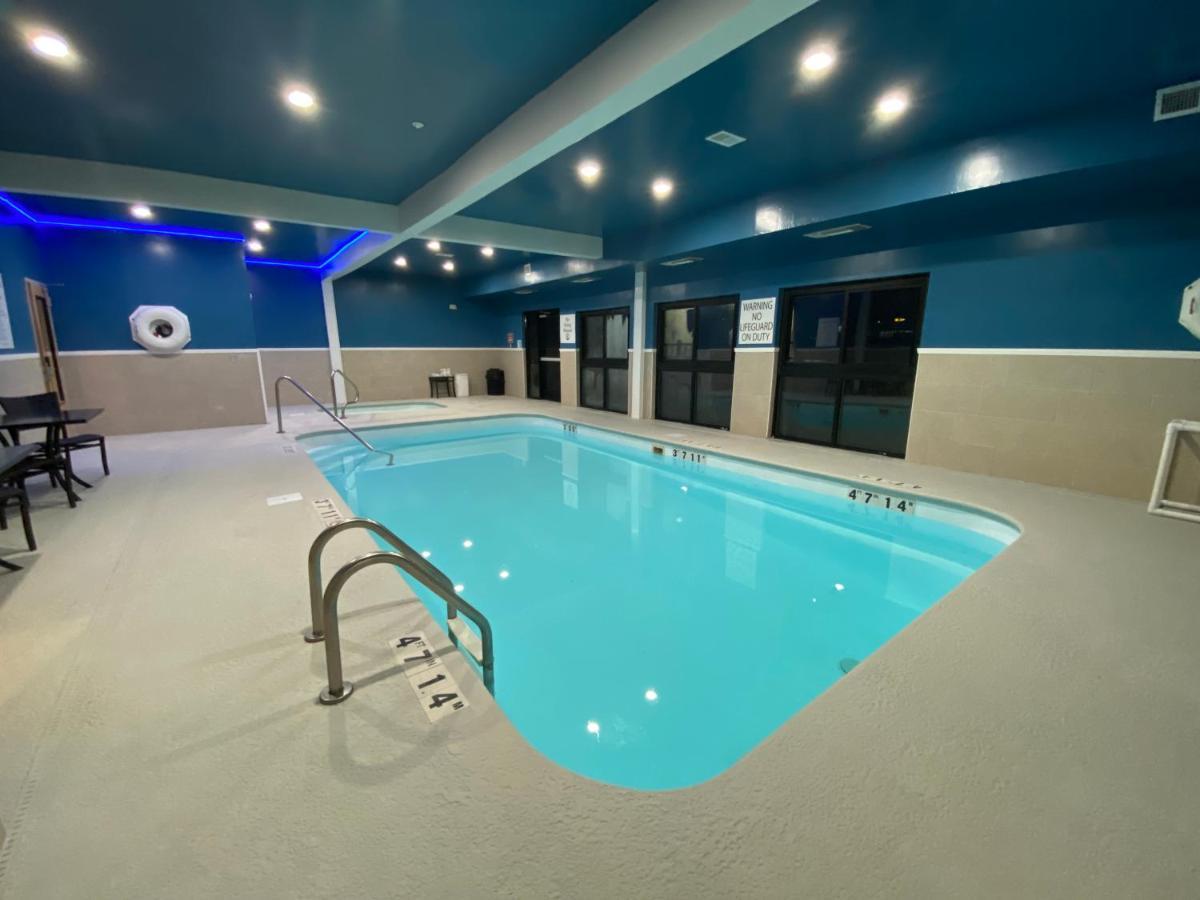 Holiday Inn Express Metropolis By Ihg Buitenkant foto