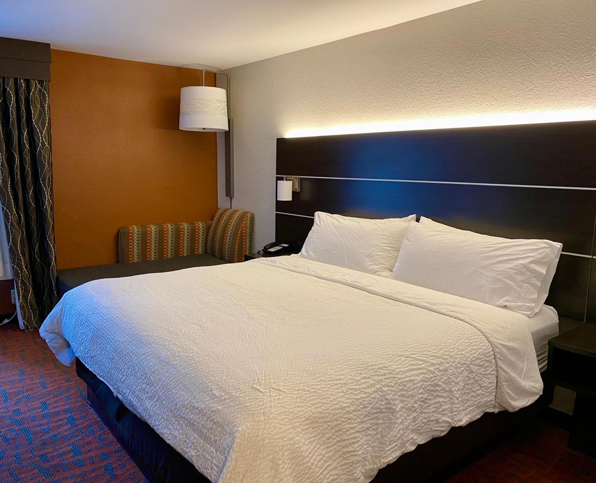 Holiday Inn Express Metropolis By Ihg Buitenkant foto