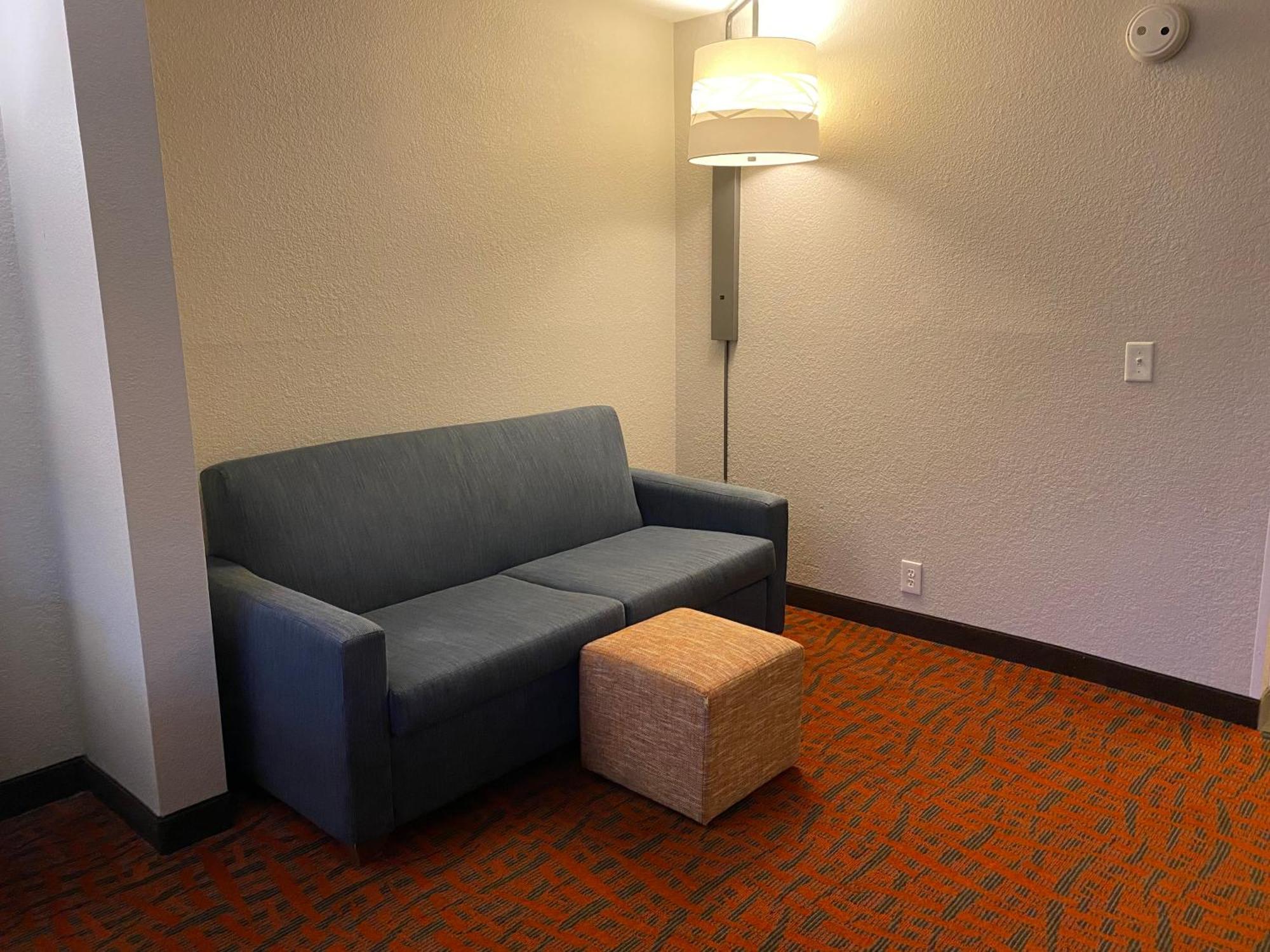 Holiday Inn Express Metropolis By Ihg Buitenkant foto