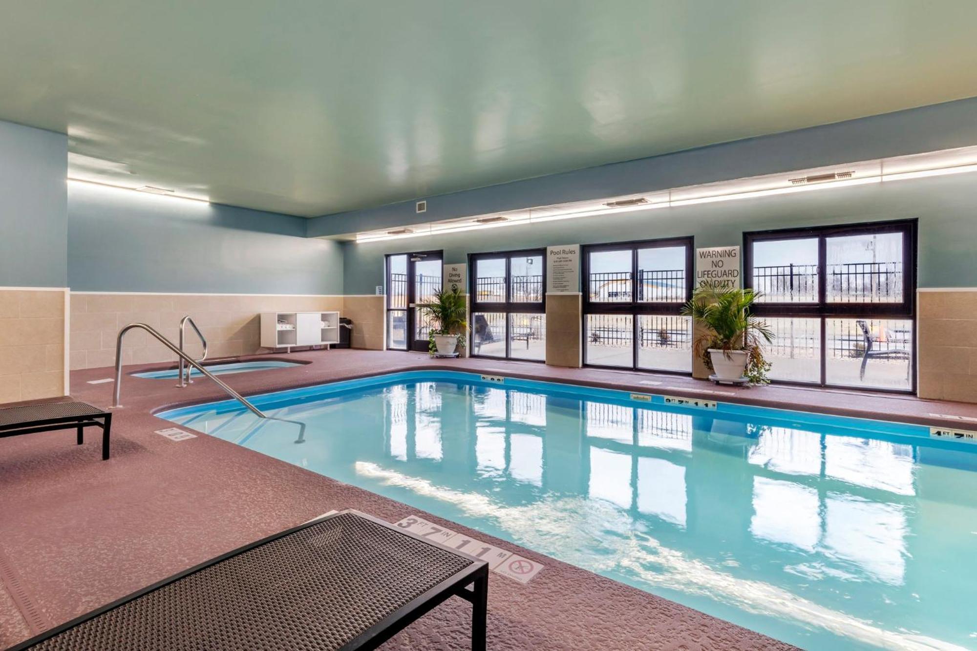 Holiday Inn Express Metropolis By Ihg Buitenkant foto