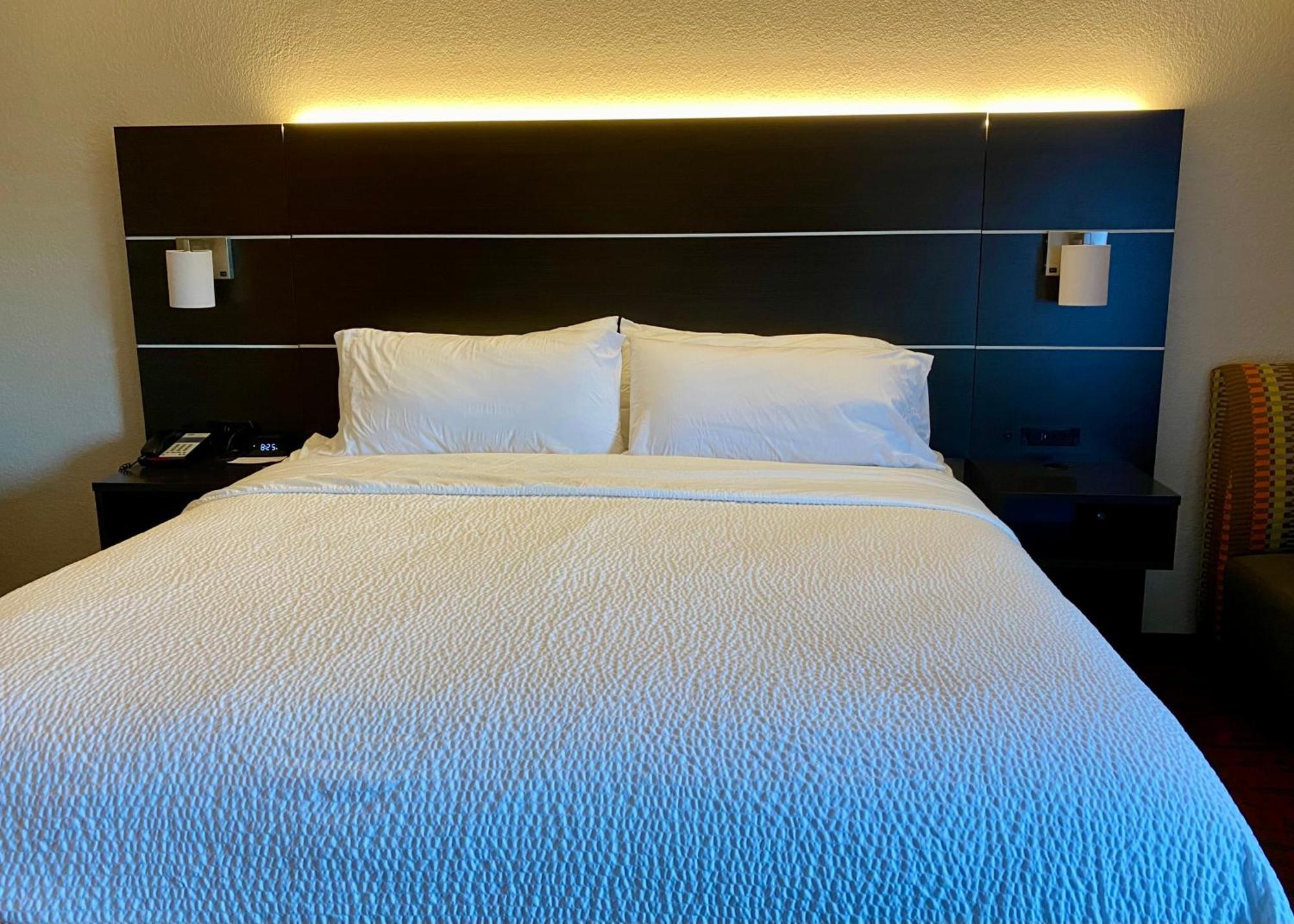 Holiday Inn Express Metropolis By Ihg Buitenkant foto