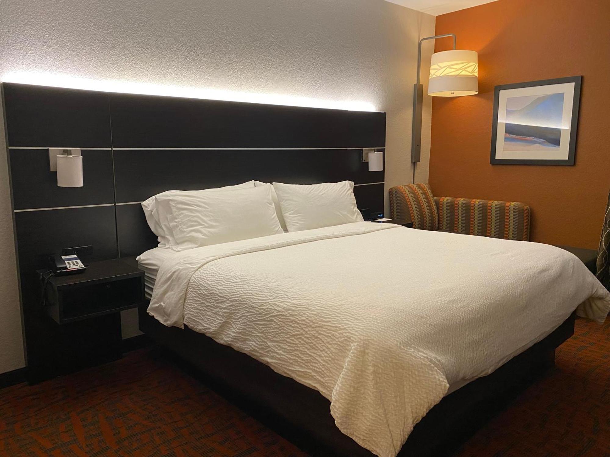 Holiday Inn Express Metropolis By Ihg Buitenkant foto