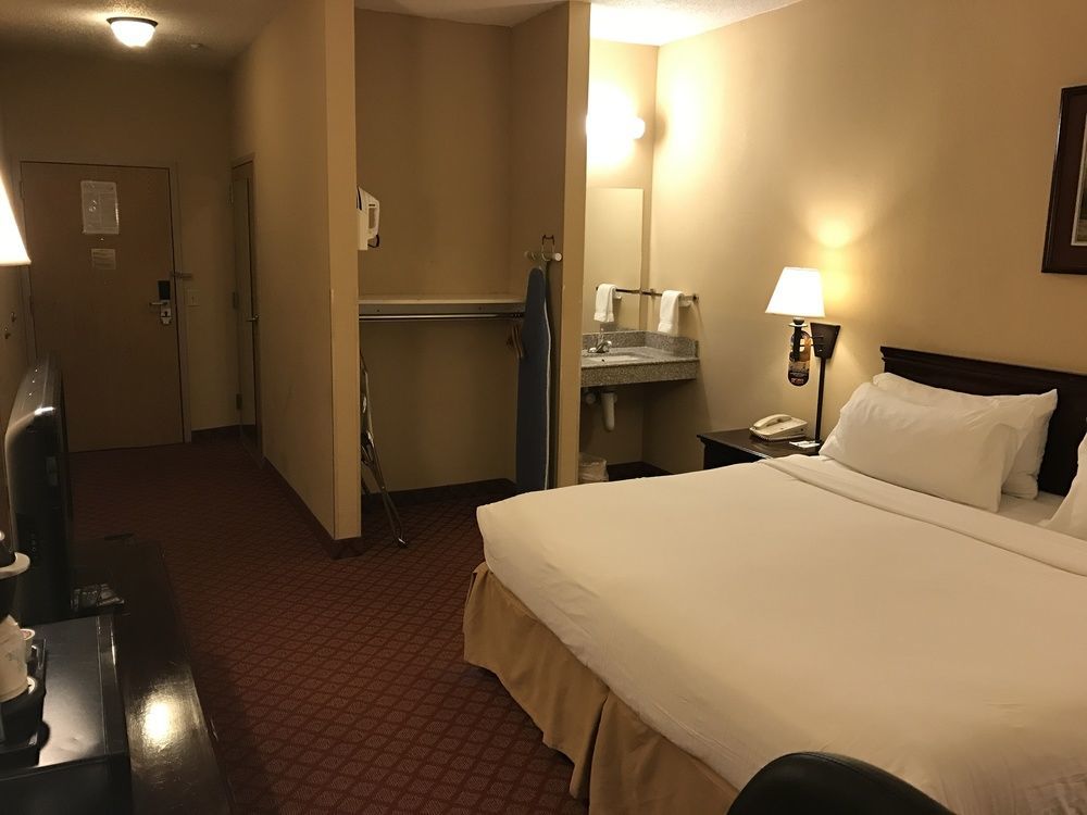 Holiday Inn Express Metropolis By Ihg Buitenkant foto