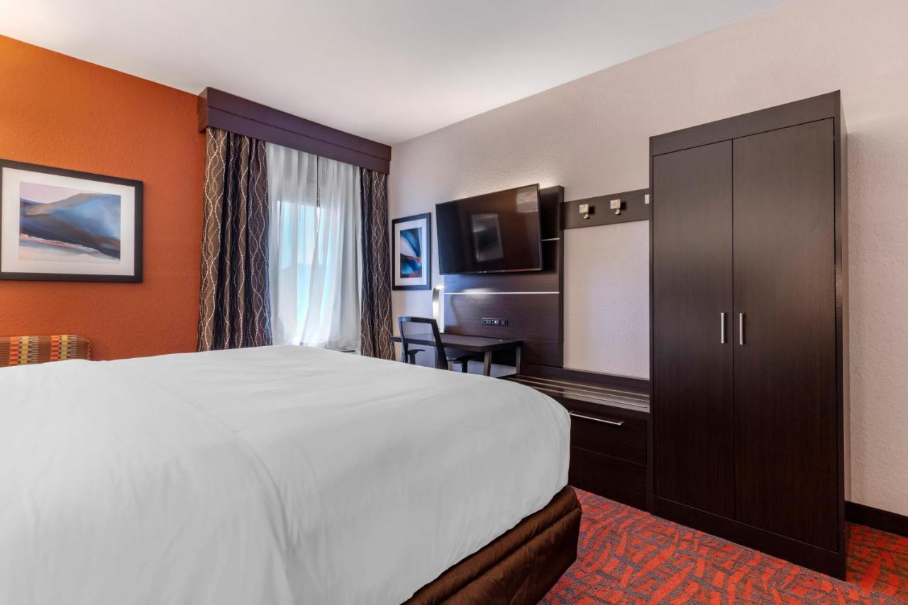 Holiday Inn Express Metropolis By Ihg Buitenkant foto