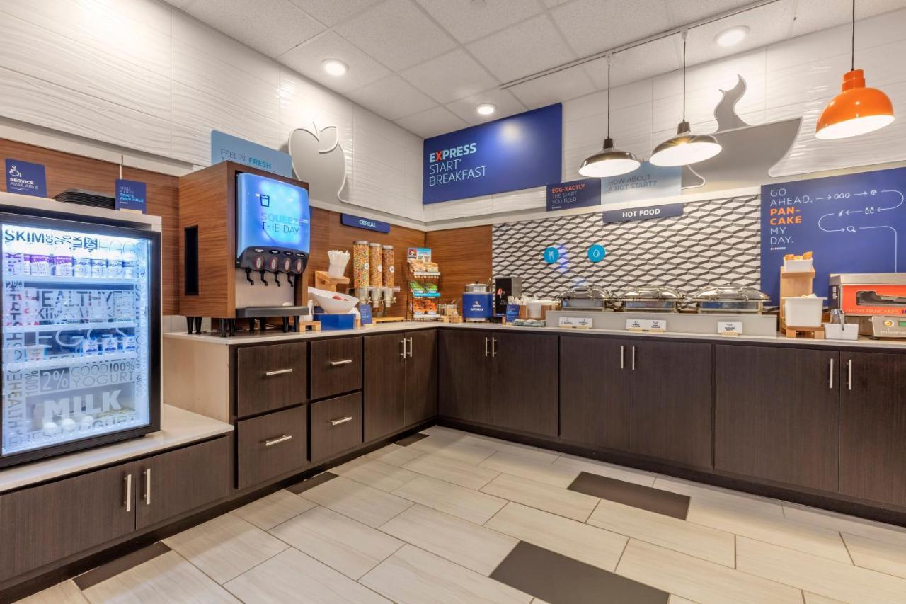 Holiday Inn Express Metropolis By Ihg Buitenkant foto