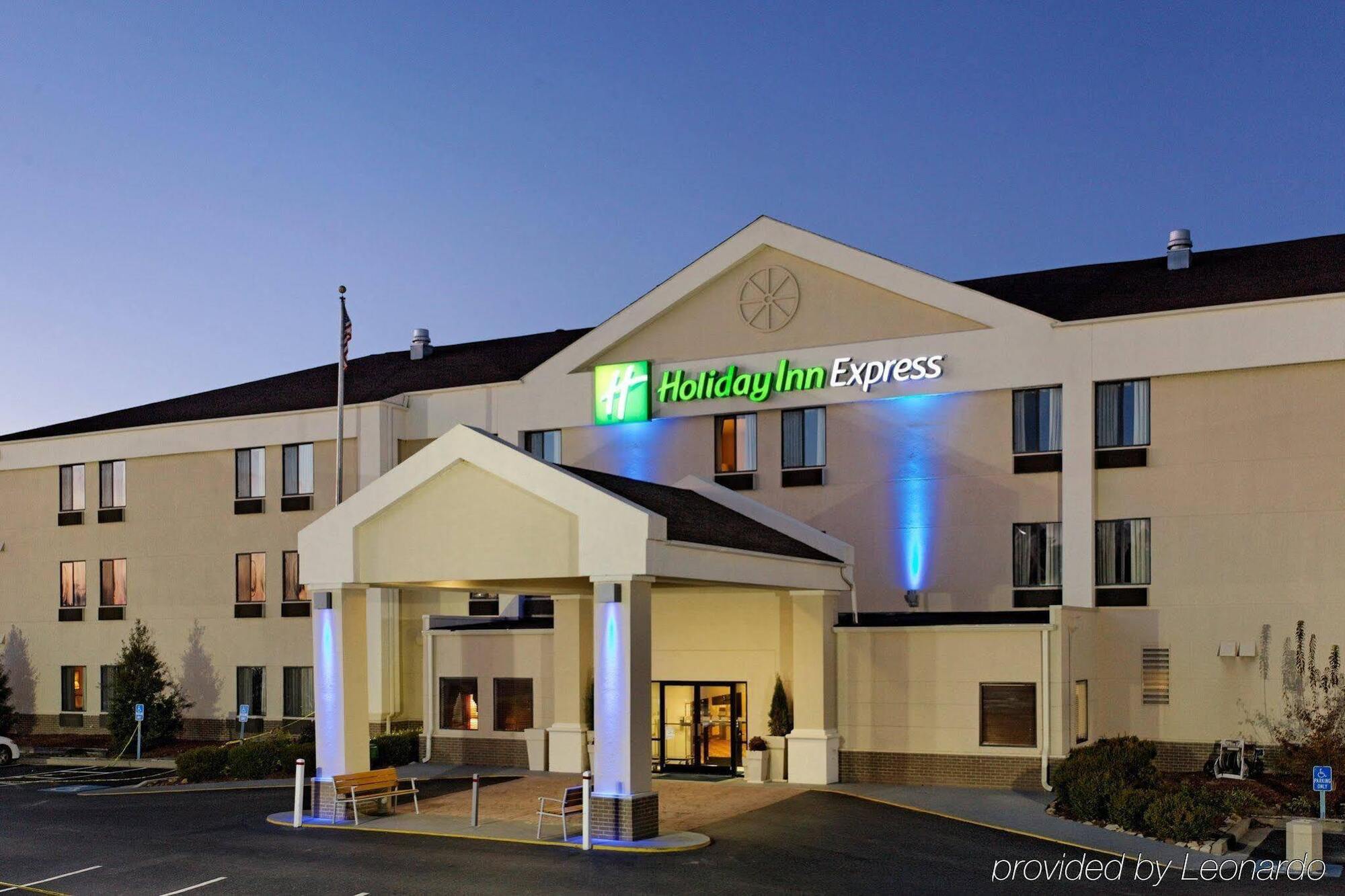 Holiday Inn Express Metropolis By Ihg Buitenkant foto
