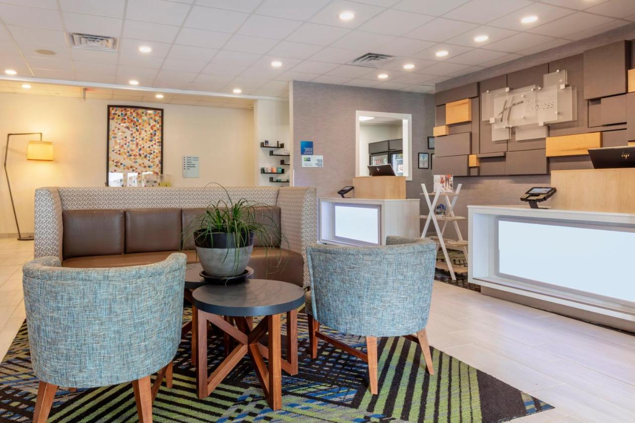 Holiday Inn Express Metropolis By Ihg Buitenkant foto