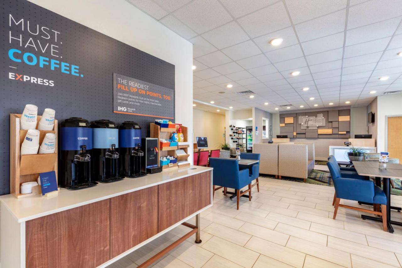 Holiday Inn Express Metropolis By Ihg Buitenkant foto