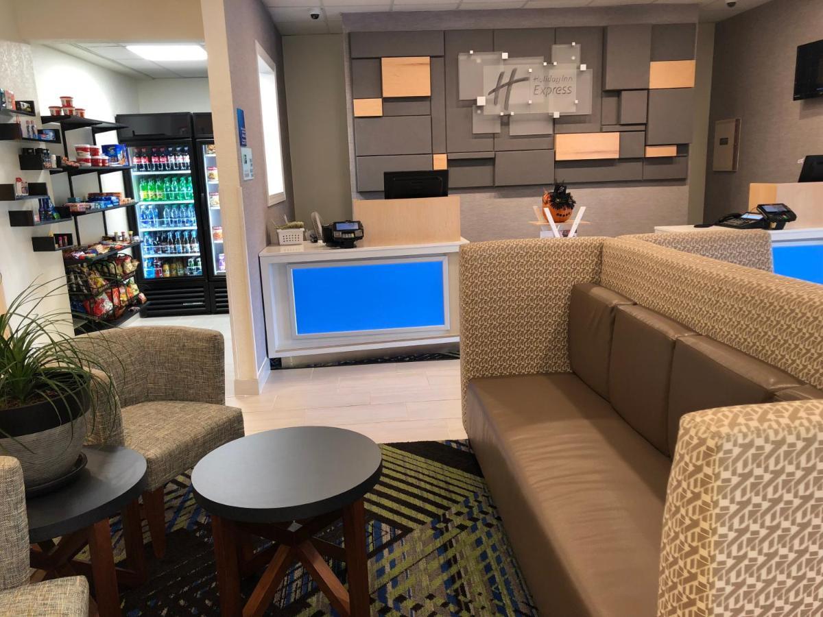 Holiday Inn Express Metropolis By Ihg Buitenkant foto